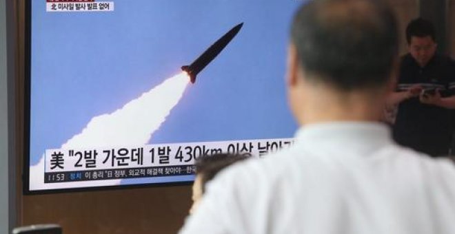 Imagen de uno de los misiles lanzados vistos en la televisión de Corea del Sur | EFE