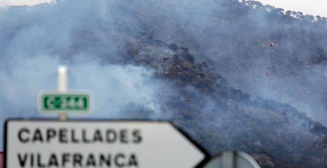 Imagen del incendio forestal que se ha declarado esta tarde en Capellades (Barcelona) / EFE