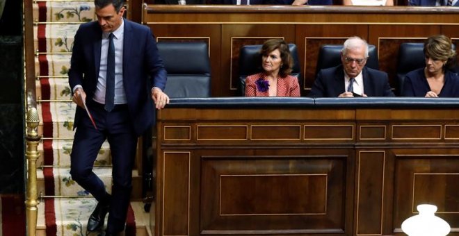 El candidato socialista, Pedro Sánchez, se dirige al estrado del Congreso, el día que afronta la segunda y definitiva votación de investidura sin que por ahora haya llegado a un acuerdo con Unidas Podemos, cuyo voto favorable es necesario que pueda salir