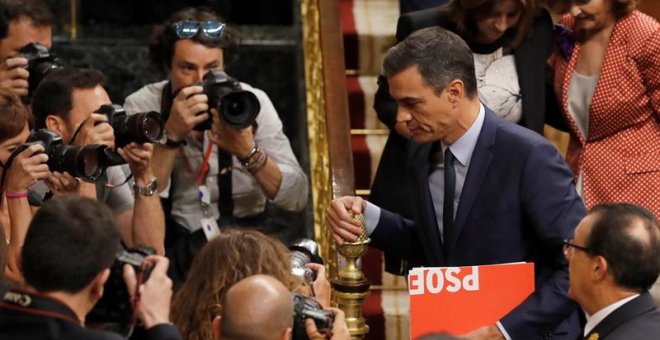 El candidato socialista a la presidencia del Gobierno,.Pedro Sánchez, abandona el hemiciclo. EFE