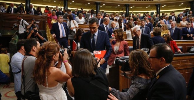 Pedro Sánchez abandona el hemiciclo, tras perder la votación de investidura.