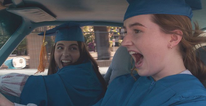 Las actrices Beanie Feldstein y Kaitlyn Dever, en la película 'Súper empollonas'.