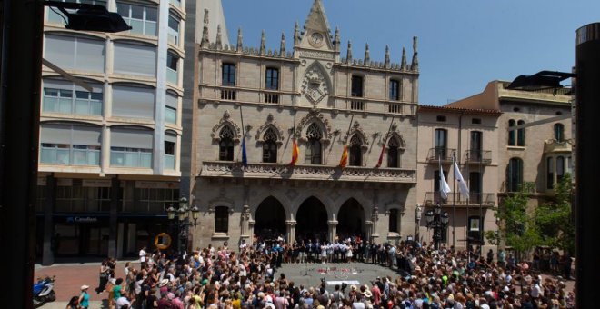 Centenares de personas participaron este jueves en una concentración ante el Ayuntamiento de Terrassa | EFE