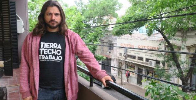 El militante social Juan Grabois posa durante una entrevista con Efe en Buenos Aires (Argentina). EFE
