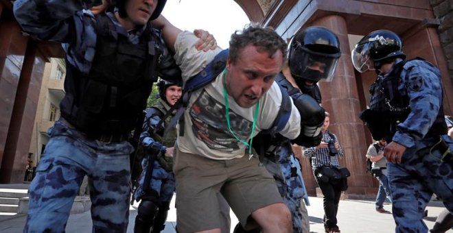 Detención durante una manifestación en Moscú. EFE/EPA/YURI KOCHETKOV