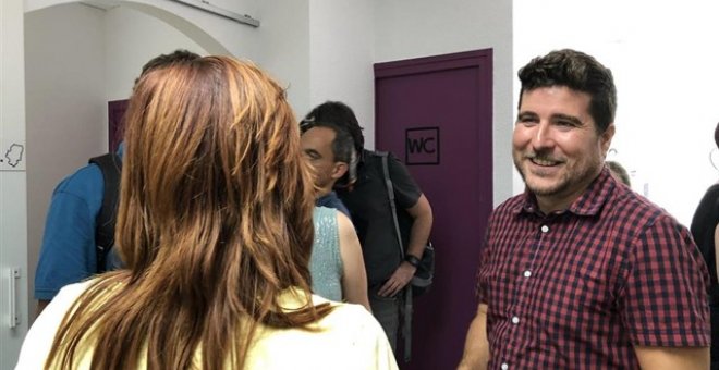 El secretario general de Podemos Aragón, Nacho Escartín, este sábado antes de explicar el preacuerdo alcanzado con el PSOE, en la sede de la formación morada en Zaragoza. - EUROPA PRESS