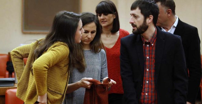 Irene Montero, Ione Belarra y Juanma del Olmo, entre otros diputados de Podemos, al inicio de la reunión de la Diputación Permanente del Congreso.- EFE