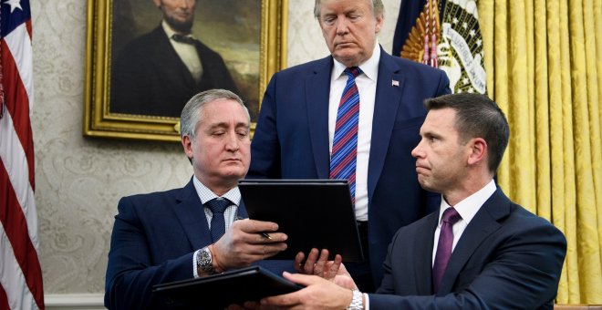 El presidente Donald Trump junto al ministro de Interior guatemalteco, Enrique Degenhart y el Secretario de Seguridad Nacional de EEUU, Kevin McAleenan. BRENDAN SMIALOWSKI AFP