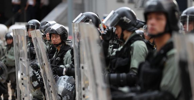 Policías formando un cordón de seguridad. EFE/EPA/RITCHIE B. TONGO