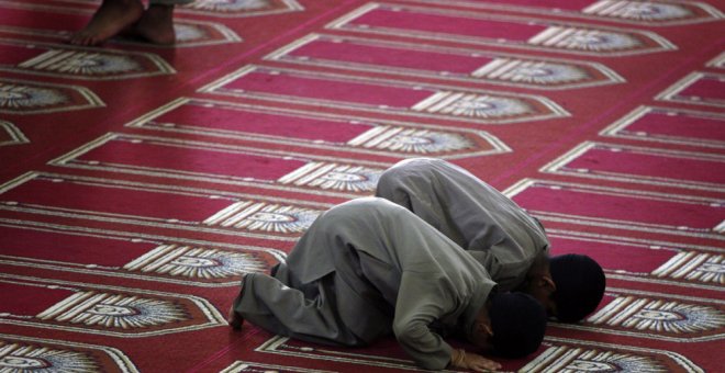 Dos menores rezan en el interior de una mezquita.- EFE