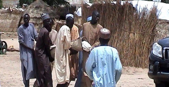 Instantes posteriores al ataque en un pueblo cercano a la ciudad de Maiduguri, capital del estado de Borno.- AFP
