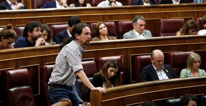 El líder de Unidas Podemos, Pablo Iglesias, vota en la segunda y definitiva votación de investidura del candidato socialista, Pedro Sánchez. (EMILIO NARANJO | EFE)