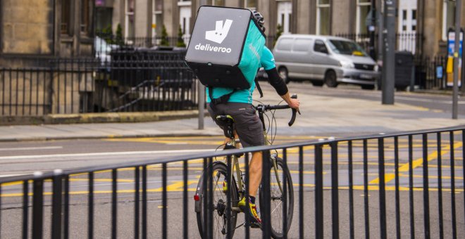 Trabajador de reparto a domicilio de Deliveroo.  EFE