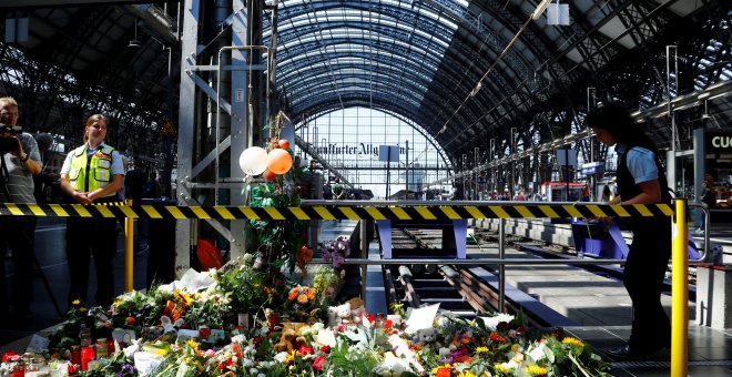 Un hombre empujó a una mujer y su hijo de ocho años a las vías en la estación de Fráncfort el pasado lunes. El niño falleció horas más tarde del suceso. / Reuters