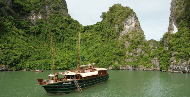 Un barco turístico en la bahía de Ha Long  / WIKIMEDIA