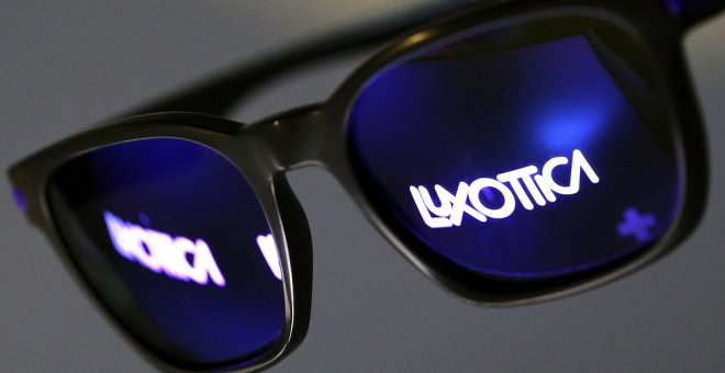 El nombre de Luxottica se releja en los cristales de unas gafas de sol. REUTERS/Alessandro Bianchi