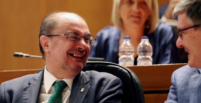 El socialista Javier Lambán durante la votación de su candidatura en las Cortes de Aragón / EFE