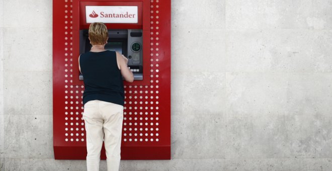 Una mujer saca dinero en un cajero del Banco Santander en Madrid. E.P./Eduardo Parra