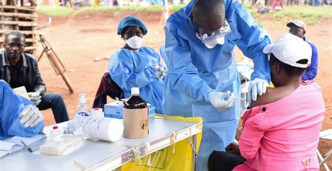 Médico vacunando a una mujer. REUTERS / OLIVIA ACLAND