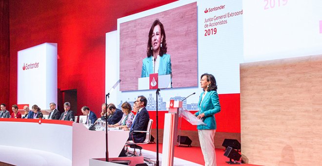 La presidenta de Banco Santander, Ana P. Botín, en la junta extraordinaria de accionistas que ha aprobado la ampliación de capital para la opa sobre su filial de México.