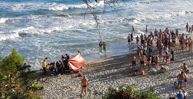 Equipos de emergencia, realizado labores de reanimación a un hombre que finalmente murió tras ahogarse en la Platja de la Móra (Tarragona) el pasado 28 de julio. FOTO J.J.