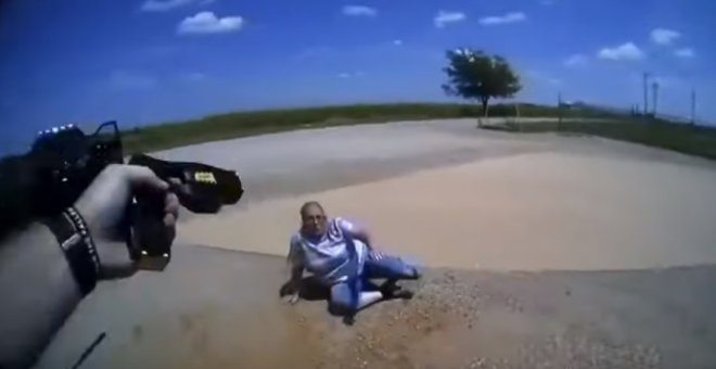 Captura de pantalla del vídeo donde el policía dispara con una pistola táser a una mujer de 65 años.