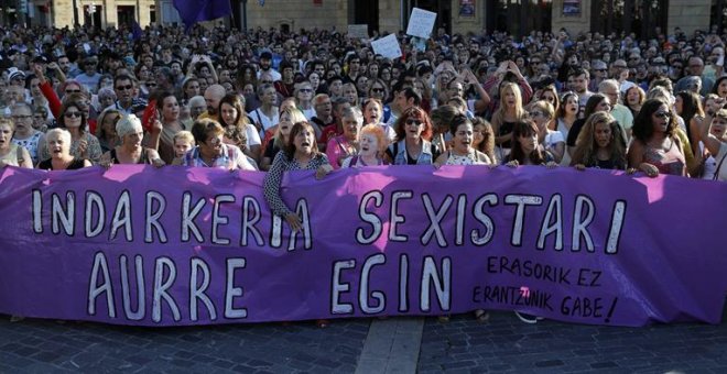 cabecera de la concentración en protesta por una agresión sexual grupal a una joven de 18 añosen Bilbao. EFE/Luis Tejido