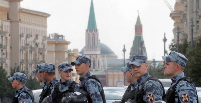 Policías rusos en plenas labores de vigilancia en el centro de Moscú. (MAXIM SHIPENKOV | EFE | EPA)