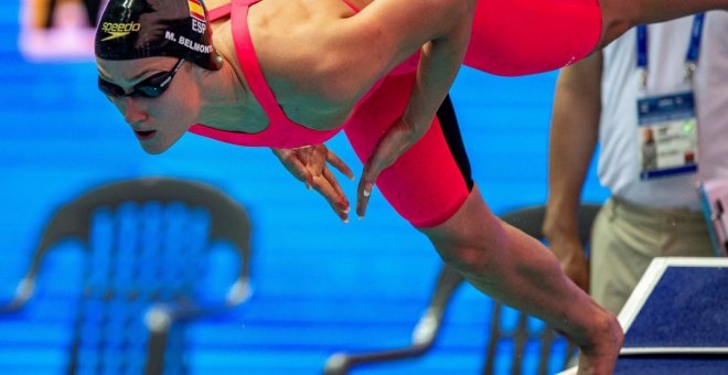 Mireia Belmonte se lanza a la piscina en la segunda etapa de la Copa del Mundo FINA en Tokio. EFE