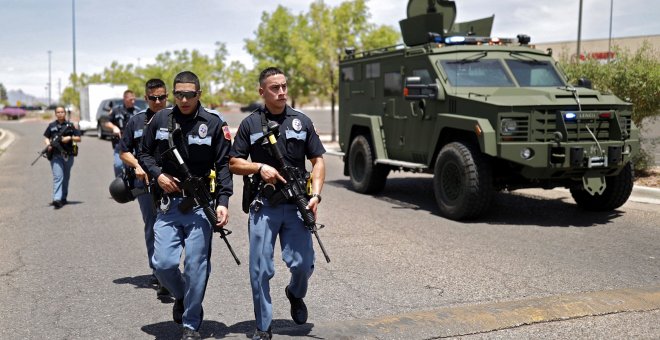 La Policía se prepara para entrar en el centro comercial de Texas donde se ha producido un tiroteo que ha dejado "múltiples heridos". EFE