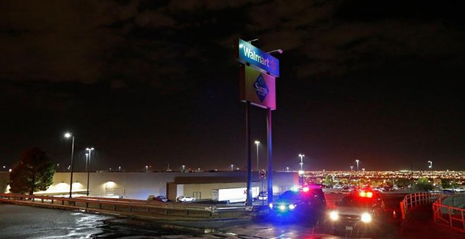 Los coches de la policía estacionados debajo del letrero de Walmart bloquean una calle afuera mientras investigan los tiroteos masivos en un Walmart en El Paso, Texas. EFE/EPA/LARRY W. SMITH