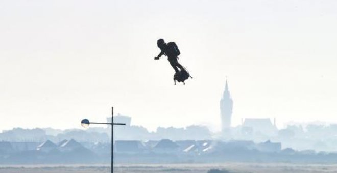 Franky Zapata cruzando el Canal de la Mancha en su flyboard. AFP