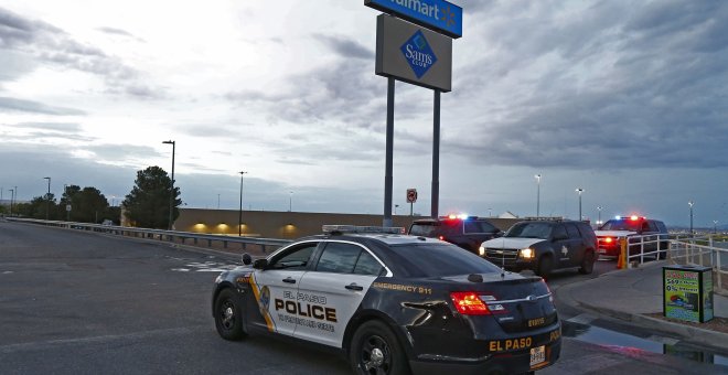 Un vehículo de la Policía se estaciona en las inmediaciones del centro comercial de El Paso donde un hombre de 21 años asesinó a veinte personas. EFE/Larry W. Smith