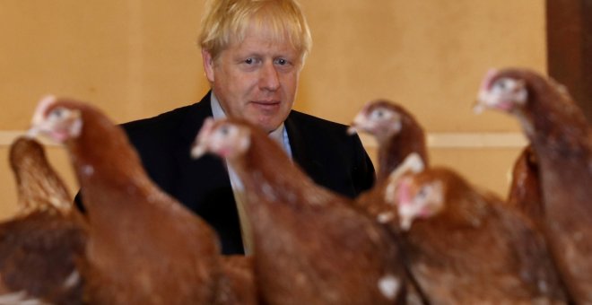 El primer ministro británico, Boris Johnson, en una visita a una ganja de Shervington. (REUTERS/Adrian Dennis)