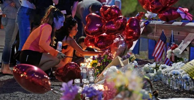 05/08/2019.-Una mujer deja flores en memoria de los muertos en el tiroteo de El Paso (Estados Unidos) EFE/EPA/LARRY W. SMITH
