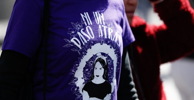 08/03/2019- Una mujer con la frase 'Ni un paso atrás (en referencia a la violencia machista)' durante la manifestación del 8-M