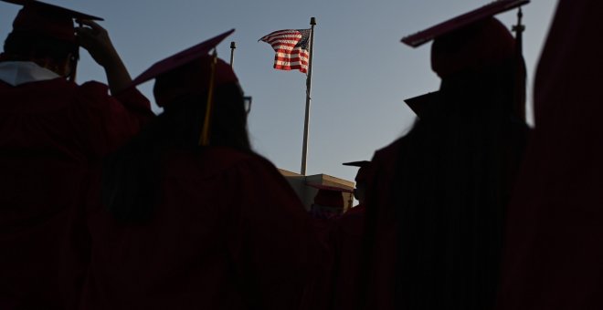 14/06/2019 - Una bandera estadounidense ondea durante el acto de graduación en la Universidad de Pasadena City. / AFP - ROBYN BECK