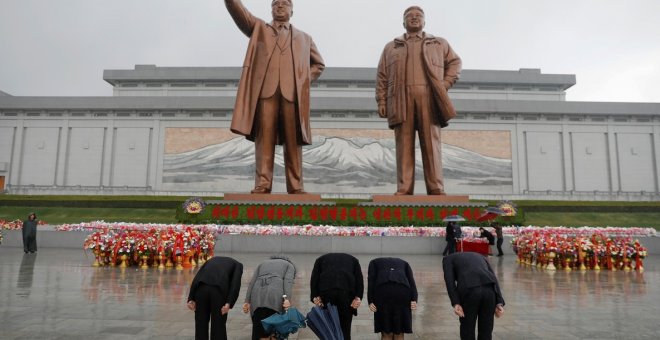 La gente presenta sus respetos ante las estatuas del fundador de Corea del Norte, Kim Il Sung L, y el fallecido líder Kim Jong Il en Pyongyang | Reuters