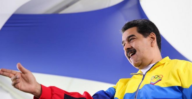 otografía cedida por la oficina de Prensa de Miraflores, que muestra al presidente de Venezuela, Nicolás Maduro, encabezando el acto de graduación de Bomberos Forestales y Guardaparques este jueves, en Caracas (Venezuela). EFE