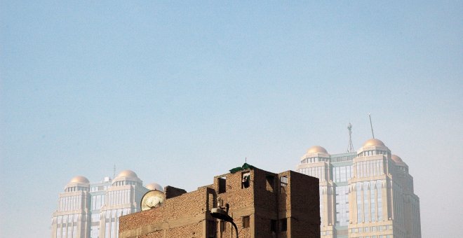 Contraste de un barrio humilde del Cairo y las cercanas y lujosas torres del Nilo | Marc Español