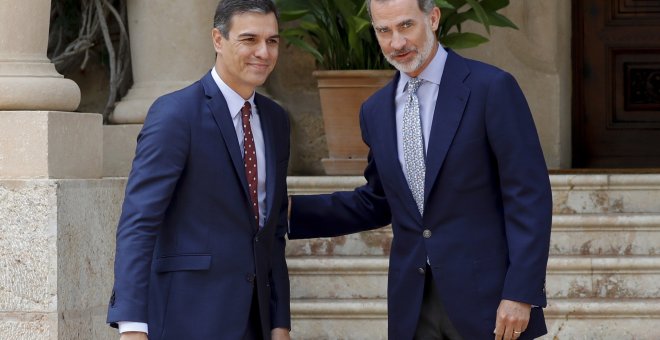 El rey Felipe VI y el presidente del Gobierno en funciones, Pedro Sánchez, en la entrada del Palacio de Marivent donde han celebrado el tradicional despacho de verano. EFE/Ballesteros