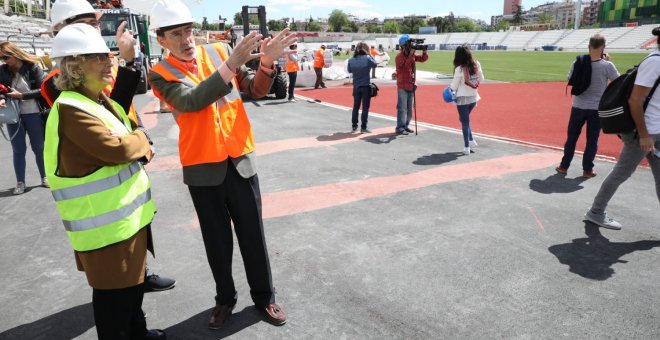 Manuela Carmena visita las obras de reforma del Estadio Vallehermoso el pasado mes de junio. / AYUNTAMIENTO DE MADRID