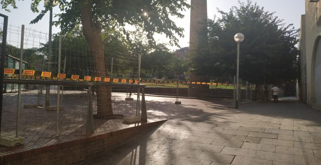 La tanca als Jardins de Sant Pau del Camp barra el pas a la zona on dormien desenes de persones. ESPERANZA ESCRIBANO