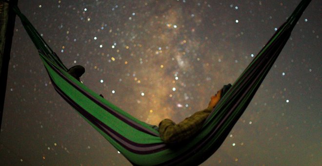 Una mujer observa la lluvia de perseidas en el cielo de Macedonia | Reuters