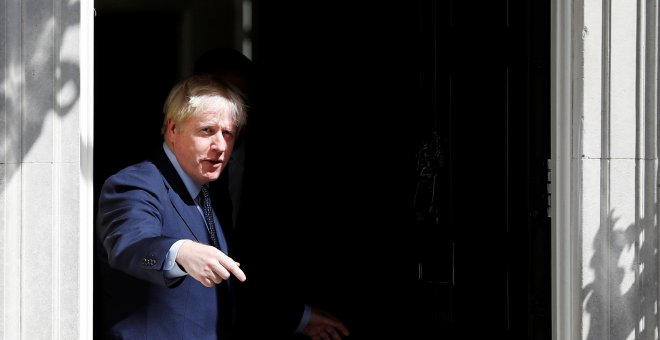El primer ministro británico, Boris Johnson, en la puerta del 10 de Downing Street, antes de recibir a su homólogo de Estonia, Juri Ratas, el pasado martes. REUTERS/Peter Nicholls
