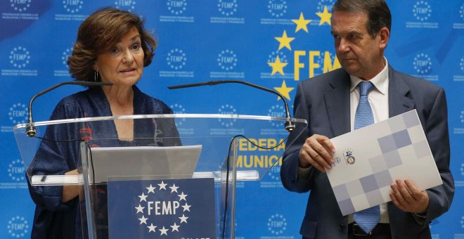 La vicepresidenta del Gobierno, Carmen Calvo, durante la rueda de prensa conjunta con el presidente de la Federación Española de Municipios y Provincias (FEMP), Abel Caballero. EFE/ Paco Campos