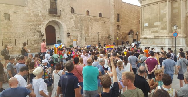 La manifestación republicana carente de banderas y pancartas. MANEL DOMENECH