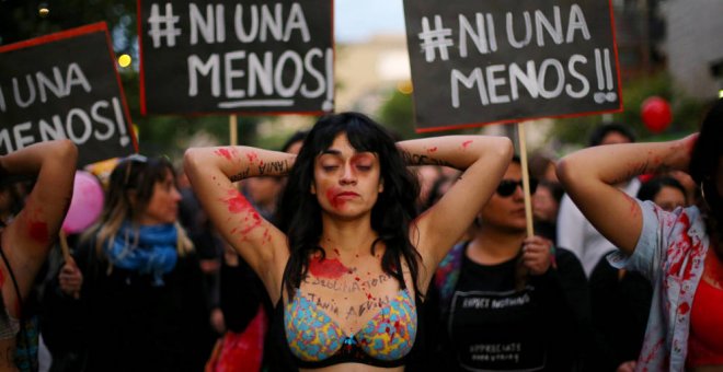 Una manifestante en una marcha contra la violencia de género | Reuters