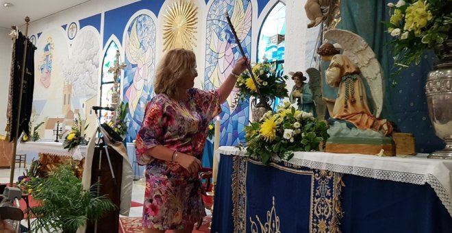la alcaldesa de Calp, Ana Sala, entregando la vara de mando a la Mare de Déu de les Neus el pasado 4 de agosto.