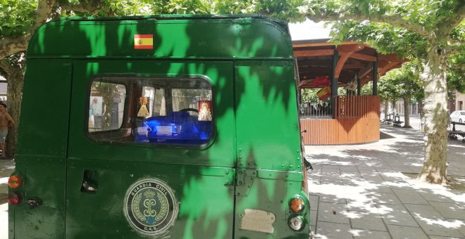 Una imitación de un vehículo de la Guardia Civil utilizada para la festividad en Extarri Aranatz. / Danilo Albin